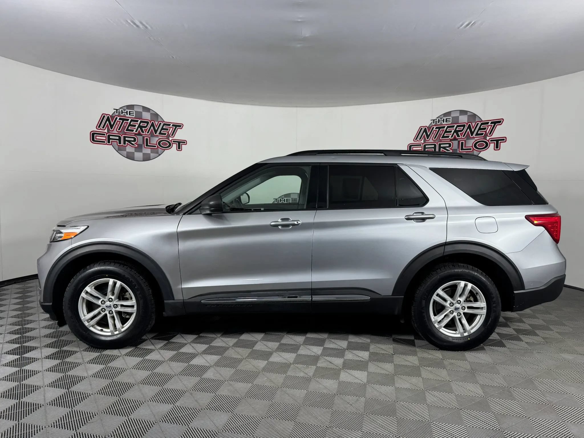 Used 2022 Ford Explorer XLT w/ Equipment Group 202A AWD/4WD image 4