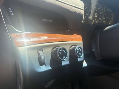 Used 2015 Cadillac Escalade Premium image 27