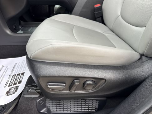 Used 2025 Toyota Sienna XLE FWD image 12