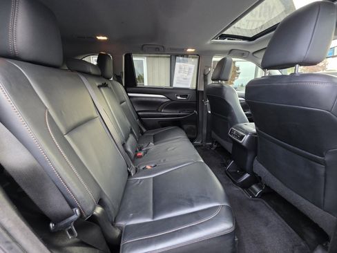 Used 2015 Toyota Highlander XLE image 16
