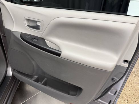 Used 2017 Toyota Sienna LE AWD/4WD image 26