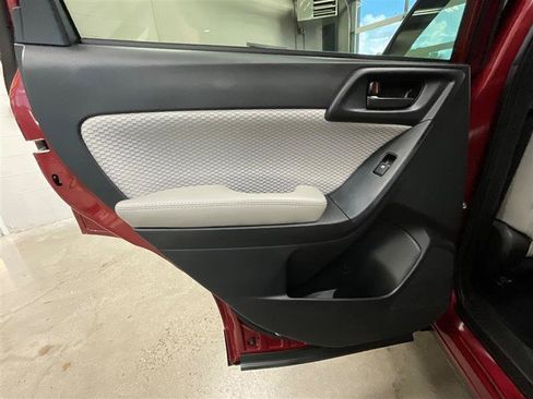 Used 2017 Subaru Forester 2.5i Premium w/ All-Weather Package image 17