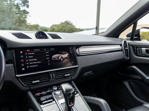 Certified 2023 Porsche Cayenne Platinum Edition w/ Performance Package image 36