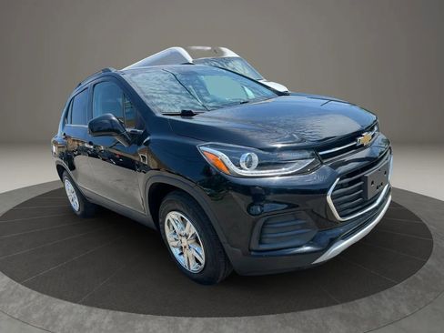 Used 2018 Chevrolet Trax LT w/ LT Convenience Package FWD image 3