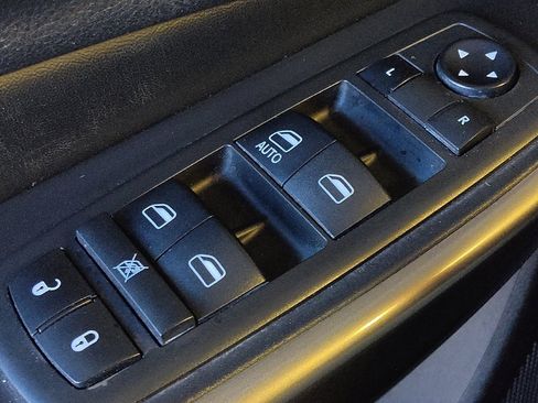Used 2019 Jeep Cherokee Latitude w/ Popular Appearance Group FWD image 27