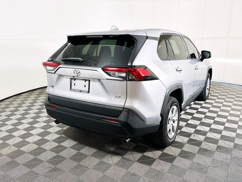 Used 2022 Toyota RAV4 LE FWD image 3