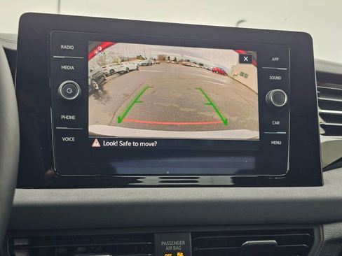 Certified 2025 Volkswagen Jetta SE w/ Sunroof Package image 20