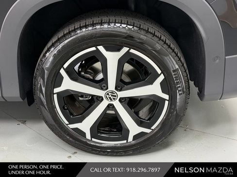 Used 2025 Volkswagen Tiguan SE AWD/4WD image 12