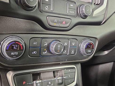 Used 2024 GMC Terrain SLT AWD/4WD image 19