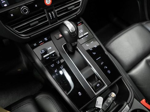 Certified 2023 Porsche Macan AWD/4WD image 23