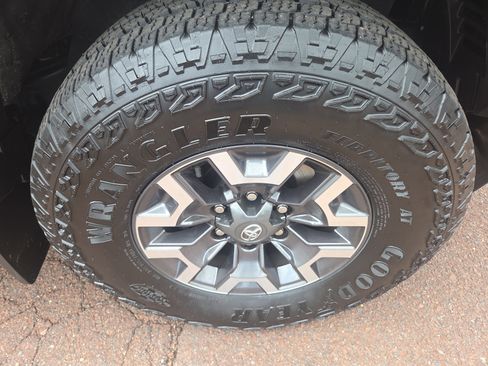 Used 2017 Toyota Tacoma SR5 w/ Tow Package AWD/4WD image 9
