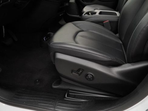 Certified 2025 Chrysler Pacifica Select AWD/4WD image 40