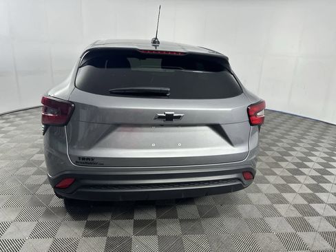 Used 2025 Chevrolet Trax LS w/ LPO, Blackout Package FWD image 7