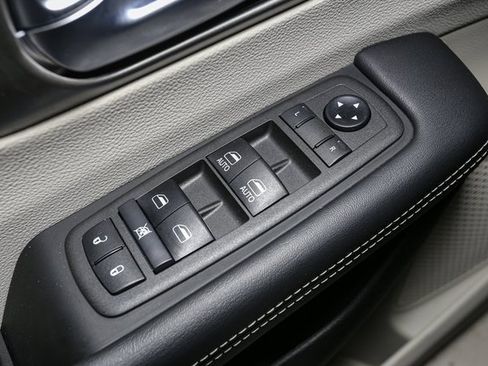 Used 2021 Chrysler Pacifica Touring-L image 39