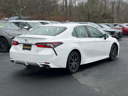 Used 2021 Toyota Camry SE image 3