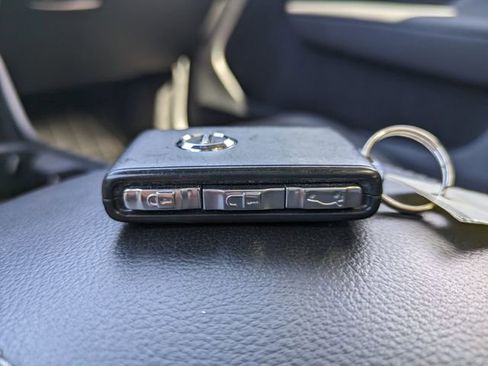 Used 2021 Volvo XC40 T5 Momentum w/ Premium Package image 32