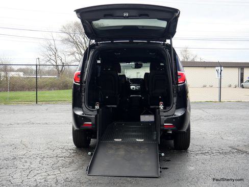 Used 2025 Chrysler Pacifica Select FWD image 10