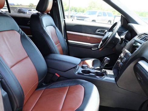 Used 2019 Ford Explorer XLT w/ Equipment Group 202A AWD/4WD image 15
