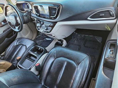 Used 2017 Chrysler Pacifica Touring-L image 21
