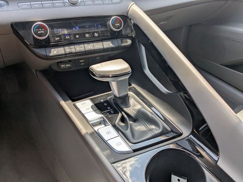 Used 2025 Hyundai Elantra SEL FWD image 25