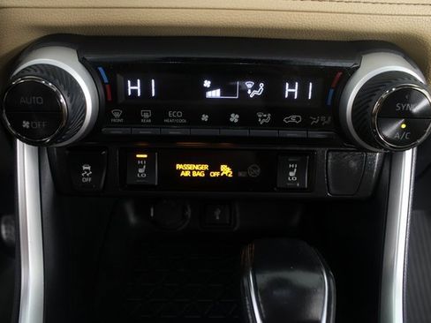 Used 2021 Toyota RAV4 XLE Premium image 6