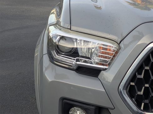 Used 2018 Toyota Tacoma TRD Sport image 11