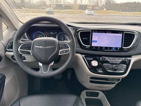 Used 2024 Chrysler Pacifica Touring-L image 9