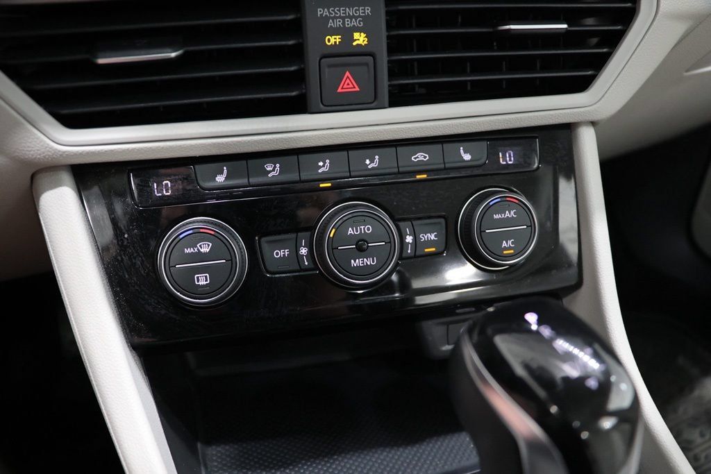 Used 2024 Volkswagen Jetta SE w/ Panoramic Sunroof Package FWD image 26