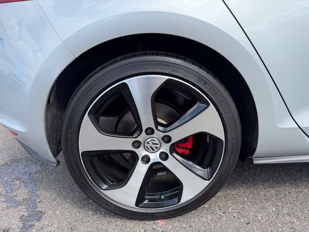 Used 2015 Volkswagen Golf 4-Door FWD image 9