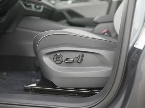 New 2025 Volkswagen Tiguan SE image 28