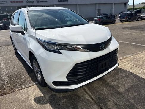 Used 2022 Toyota Sienna LE AWD/4WD image 1