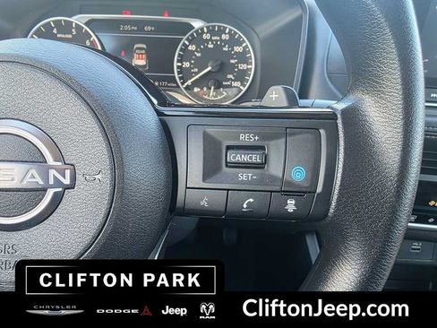 Used 2023 Nissan Rogue SV FWD image 23