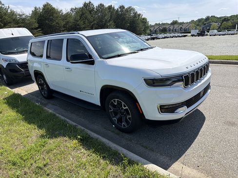 Used 2024 Jeep Wagoneer L Series III w/ Flexible Seating Group AWD/4WD image 2