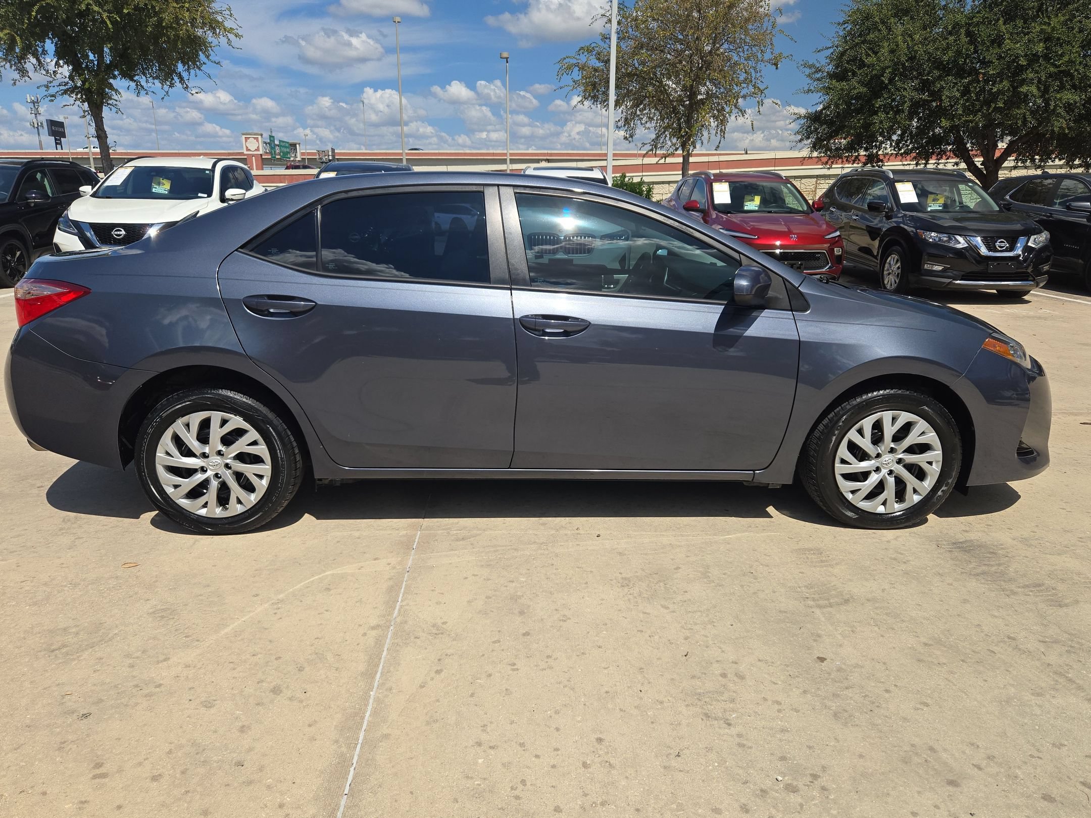 Used 2018 Toyota Corolla LE FWD image 2