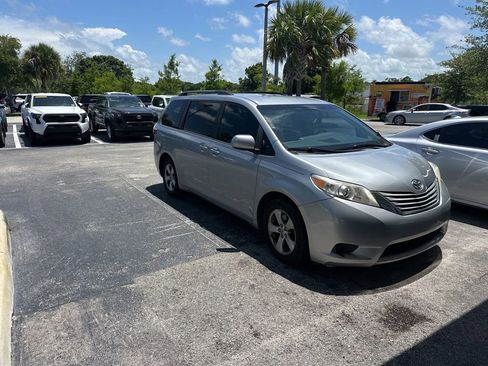 Used 2017 Toyota Sienna LE FWD image 3
