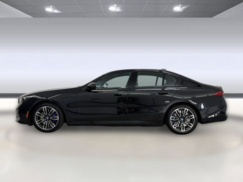 Used 2025 BMW 550e xDrive w/ Premium Package AWD/4WD image 2