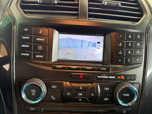 Used 2017 Ford Explorer XLT FWD image 18