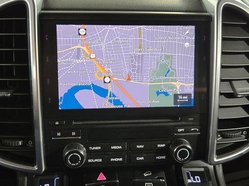 Used 2018 Porsche Cayenne Platinum Edition image 15