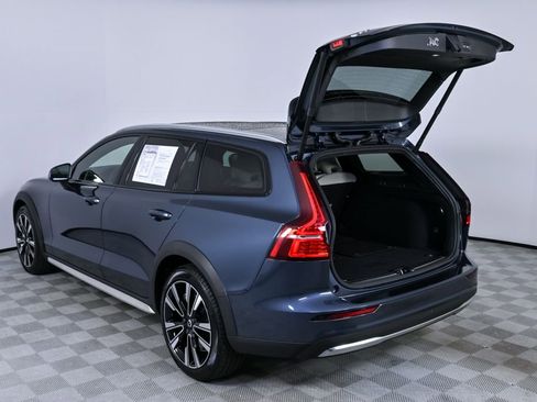 Certified 2025 Volvo V60 B5 Cross Country Ultra image 34