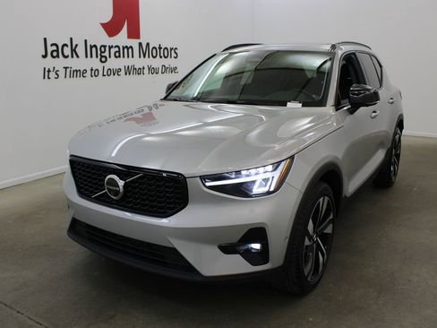 Certified 2025 Volvo XC40 B5 Plus image 2