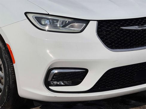 Used 2023 Chrysler Pacifica Touring-L image 5