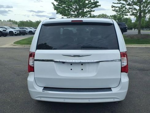 Used 2014 Chrysler Town & Country Touring-L w/ Driver Convenience Group FWD image 5