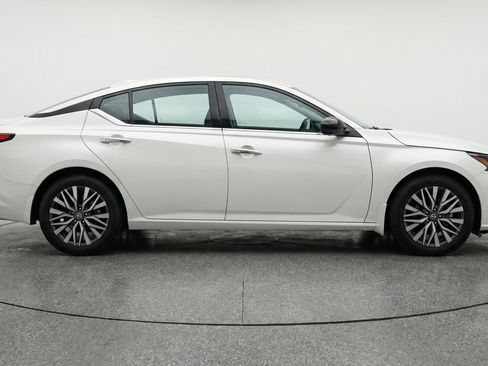 Used 2025 Nissan Altima 2.5 SV image 11