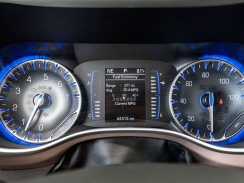 Used 2023 Chrysler Voyager LX image 11