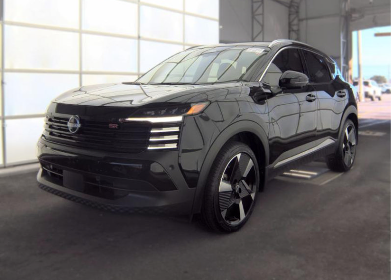 Used 2025 Nissan Kicks SR w/ SR Premium Package FWD image 3