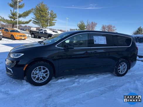 Used 2025 Chrysler Pacifica Select image 16