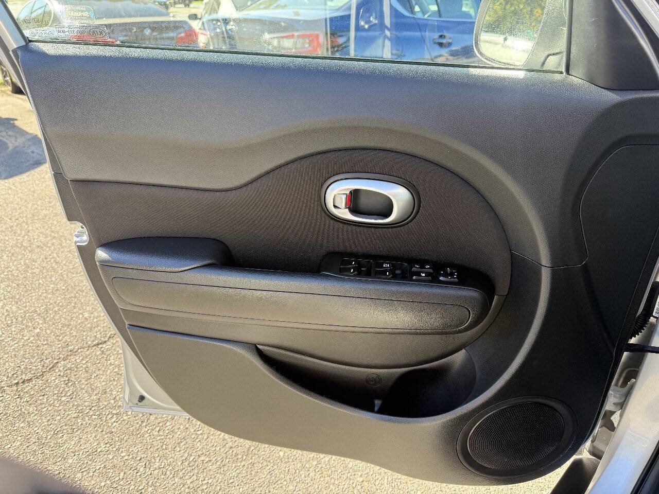 Used 2016 Kia Soul FWD image 21
