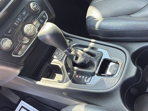 Used 2019 Jeep Cherokee Limited FWD image 33