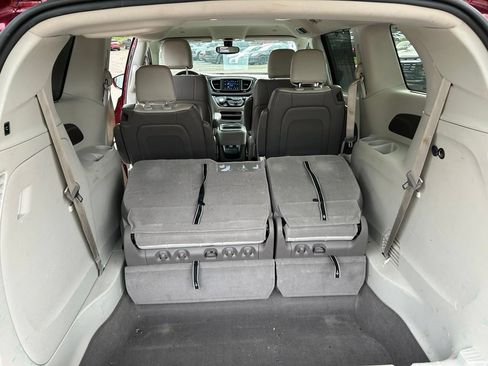 Used 2019 Chrysler Pacifica Touring-L FWD image 10