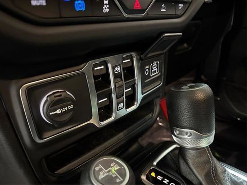 Used 2025 Jeep Wrangler Unlimited Sahara image 26